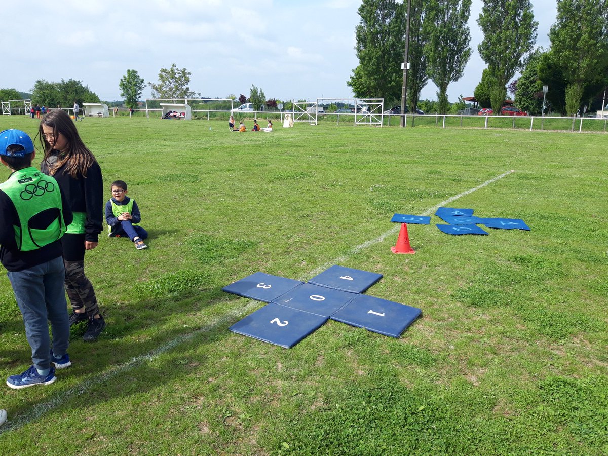 ComiteUSEP01's tweet photo. Ce matin @comiteusep01 avec les ce2-cm1 et cm1-cm2 de St Marcel en Dombes : cross'athlon élèves tantôt organisateurs tantôt pratiquants #animcross pour qu'ils deviennent auteurs et concepteurs d'une rencontre sportive qui réunira 4 classes le 24 mai (parcours citoyen en actes). https://t.co/iL04asXe0J