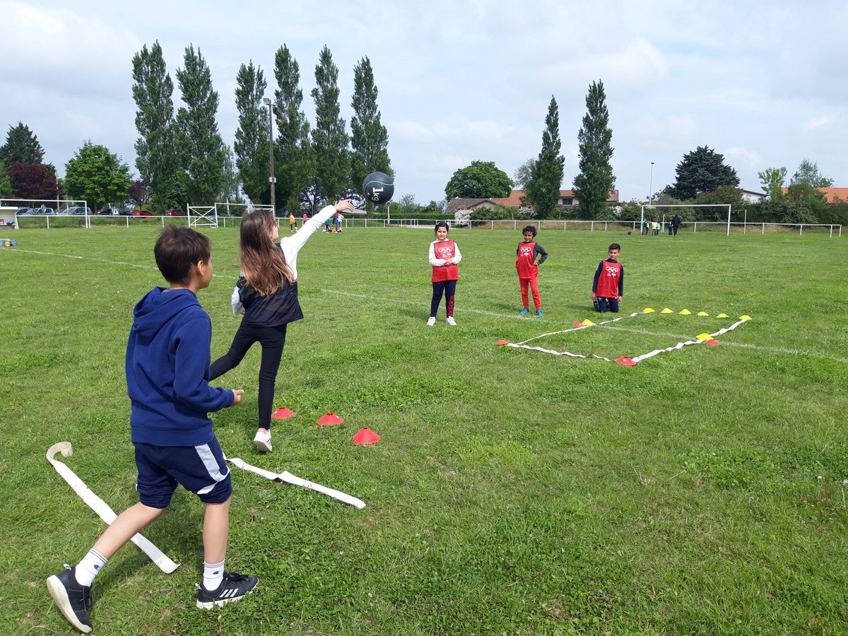 ComiteUSEP01's tweet photo. Ce matin @comiteusep01 avec les ce2-cm1 et cm1-cm2 de St Marcel en Dombes : cross'athlon élèves tantôt organisateurs tantôt pratiquants #animcross pour qu'ils deviennent auteurs et concepteurs d'une rencontre sportive qui réunira 4 classes le 24 mai (parcours citoyen en actes). https://t.co/iL04asXe0J