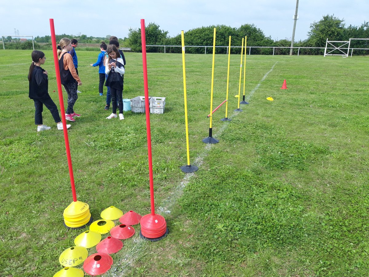 ComiteUSEP01's tweet photo. Ce matin @comiteusep01 avec les ce2-cm1 et cm1-cm2 de St Marcel en Dombes : cross'athlon élèves tantôt organisateurs tantôt pratiquants #animcross pour qu'ils deviennent auteurs et concepteurs d'une rencontre sportive qui réunira 4 classes le 24 mai (parcours citoyen en actes). https://t.co/iL04asXe0J