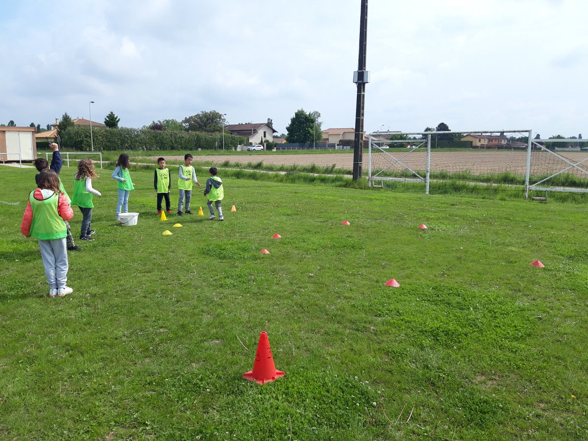ComiteUSEP01's tweet photo. Ce matin @comiteusep01 avec les ce2-cm1 et cm1-cm2 de St Marcel en Dombes : cross'athlon élèves tantôt organisateurs tantôt pratiquants #animcross pour qu'ils deviennent auteurs et concepteurs d'une rencontre sportive qui réunira 4 classes le 24 mai (parcours citoyen en actes). https://t.co/iL04asXe0J