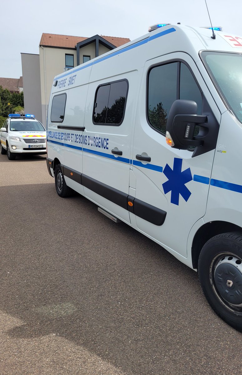 ambulancessmet's tweet photo. #Intervention pour l'équipe de l'Ambulance de Secours et de Soins d'Urgence N°1 et l'équipe du SMUR de NEUFCHÂTEAU.
#AMBULANCESSMET #SMURNEUFCHÂTEAU #SAMU52 #SAMU88 #SMUR https://t.co/fN9pDNVa3K