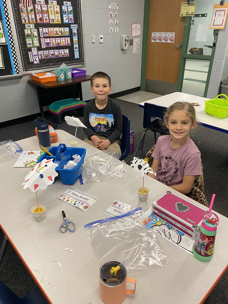 EmilyList7's tweet photo. Mystery Science fun! We had fun creating an umbrella that wouldn’t fall over in a wind storm. @USD449 https://t.co/Nak7FW7QM3