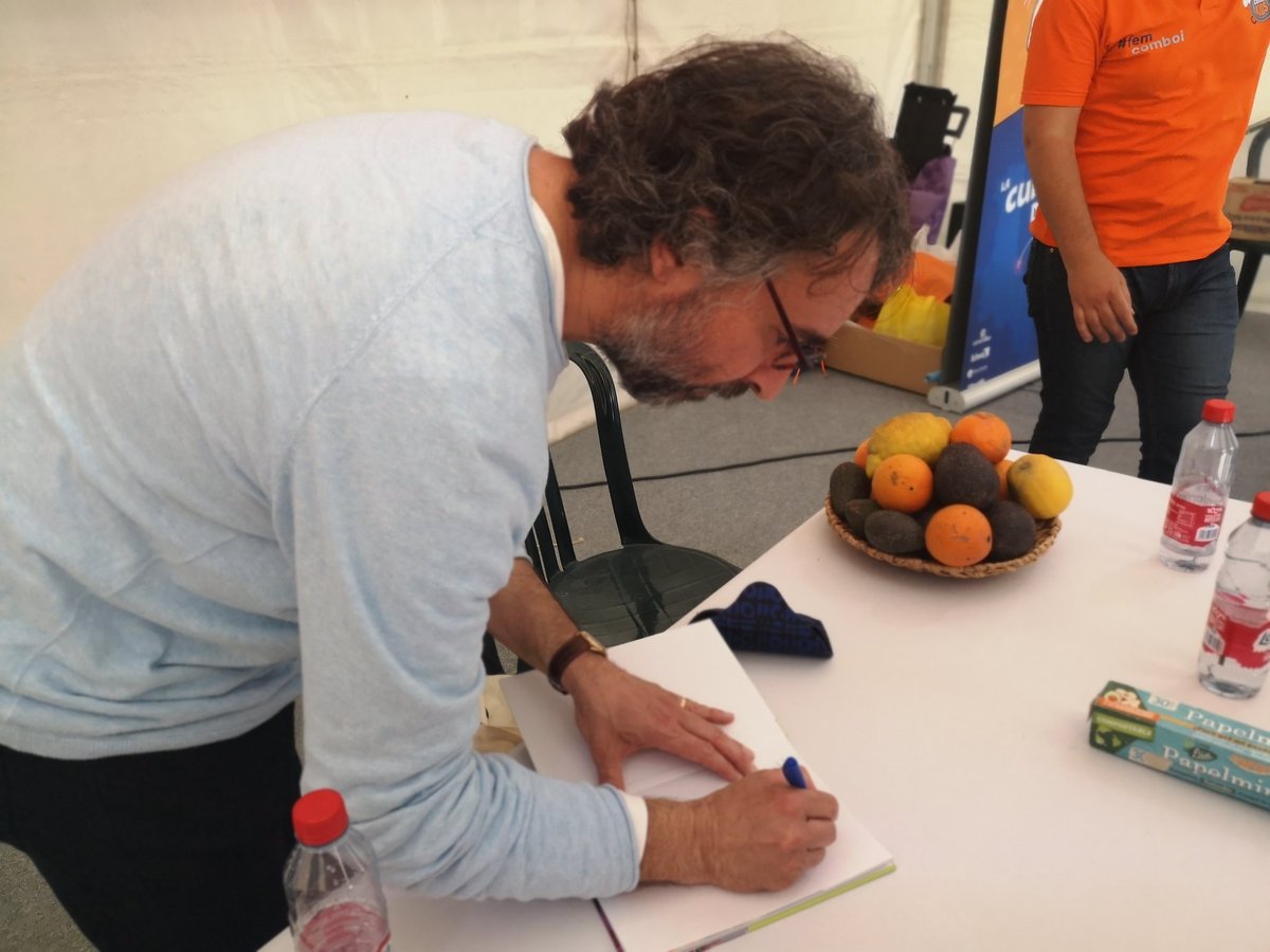 BullentEdicions's tweet photo. Una bona colla de joves cuiners i cuineres han fet un plat de… 🍳🍟🍎…? A la presentació de De mercats, de @MiquelPuig27 i @JoseFonollosa comandats pel @ElCapitanPatata de @cuinakids
A la @firallibrevlc.
#CuinaSaludable #ConsumResponsable https://t.co/M7U1yEj2Vl