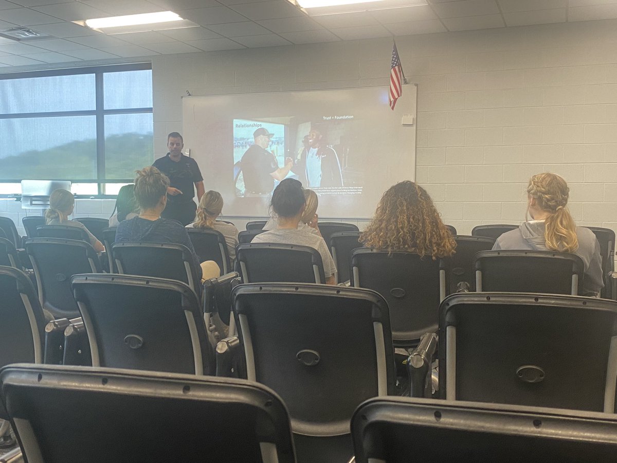 nhoffmeister1's tweet photo. Awesome to have @UTCoachGreg come talk to our girls b-ball team about the “ships” #giveaship #coalitionconnection @Coach_BrettB https://t.co/6tzEPAJem4