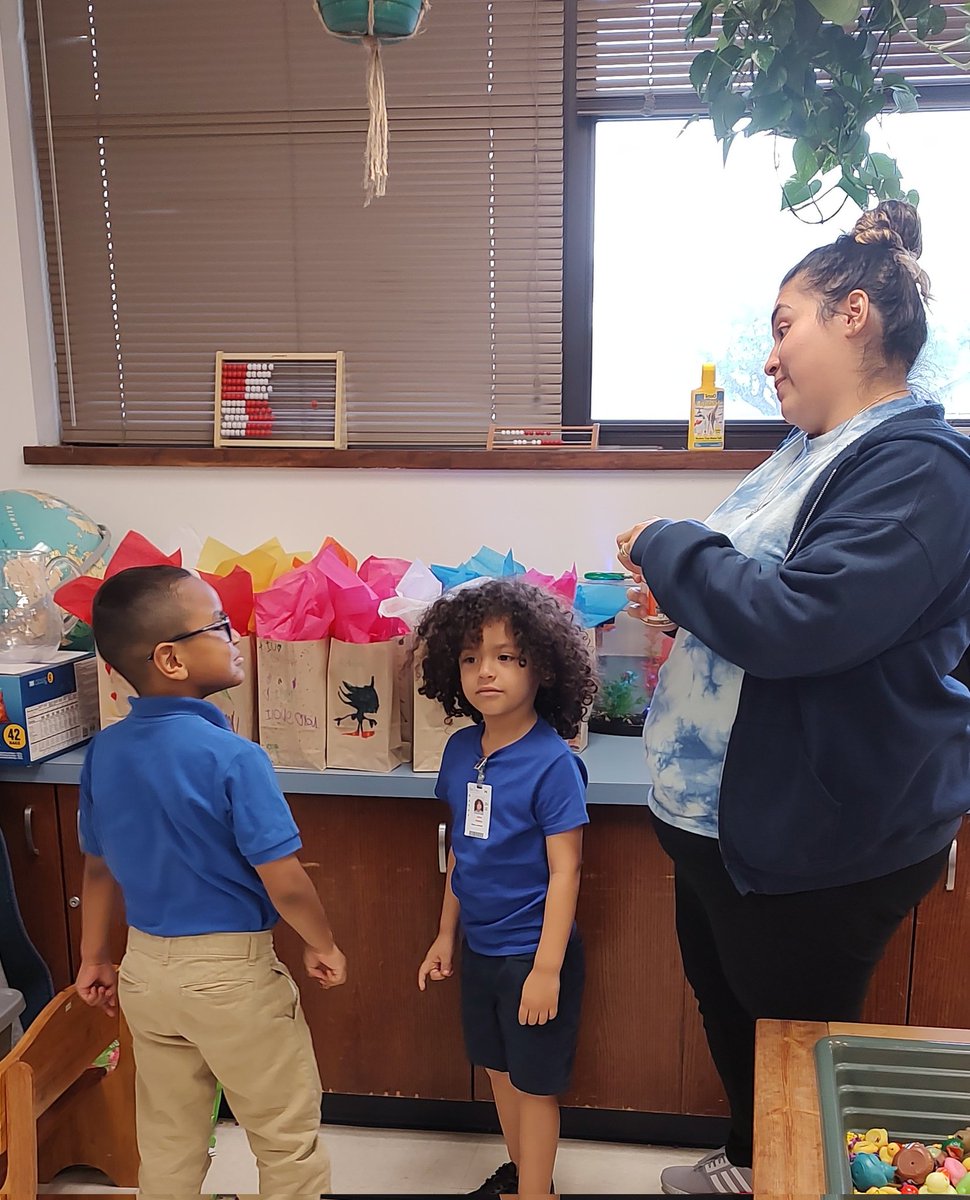 ASlaise's tweet photo. PreK getting ready for Mother's Day! https://t.co/u2ssbw9F65