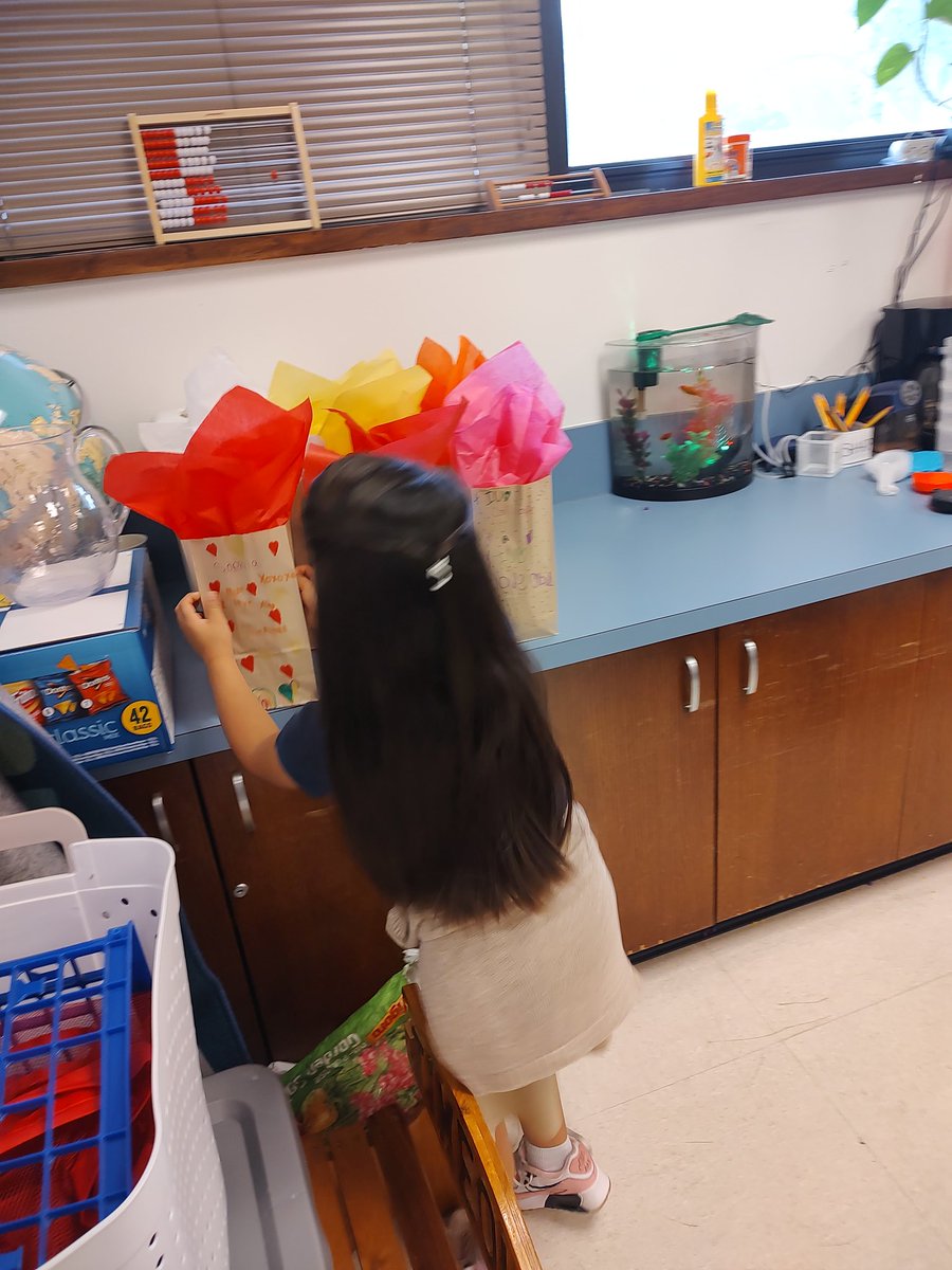 ASlaise's tweet photo. PreK getting ready for Mother's Day! https://t.co/u2ssbw9F65