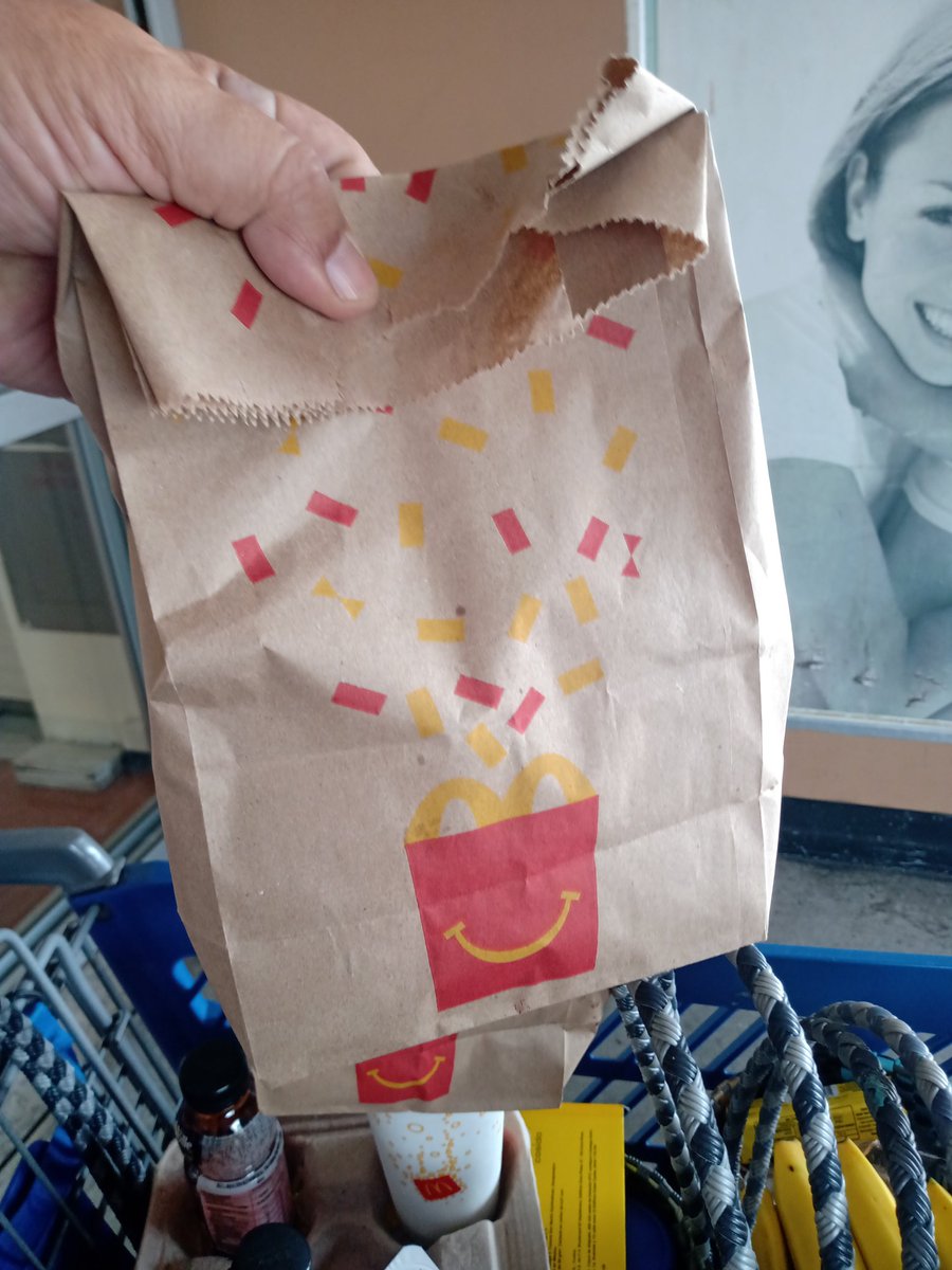 DelvallemJl's tweet photo. @Profeco El día de hoy compre dos cajitas feliz en McDonald's de Jiutepec Mor. su publicidad es engañosa, la "cajita feliz" te la dan en una bolsa. Estoy de acuerdo que quieran ahorrar en la cajita de cartón, pero deben de poner en su publicidad la bolsa en la que te lo sirven. https://t.co/u1UiAc8t9L