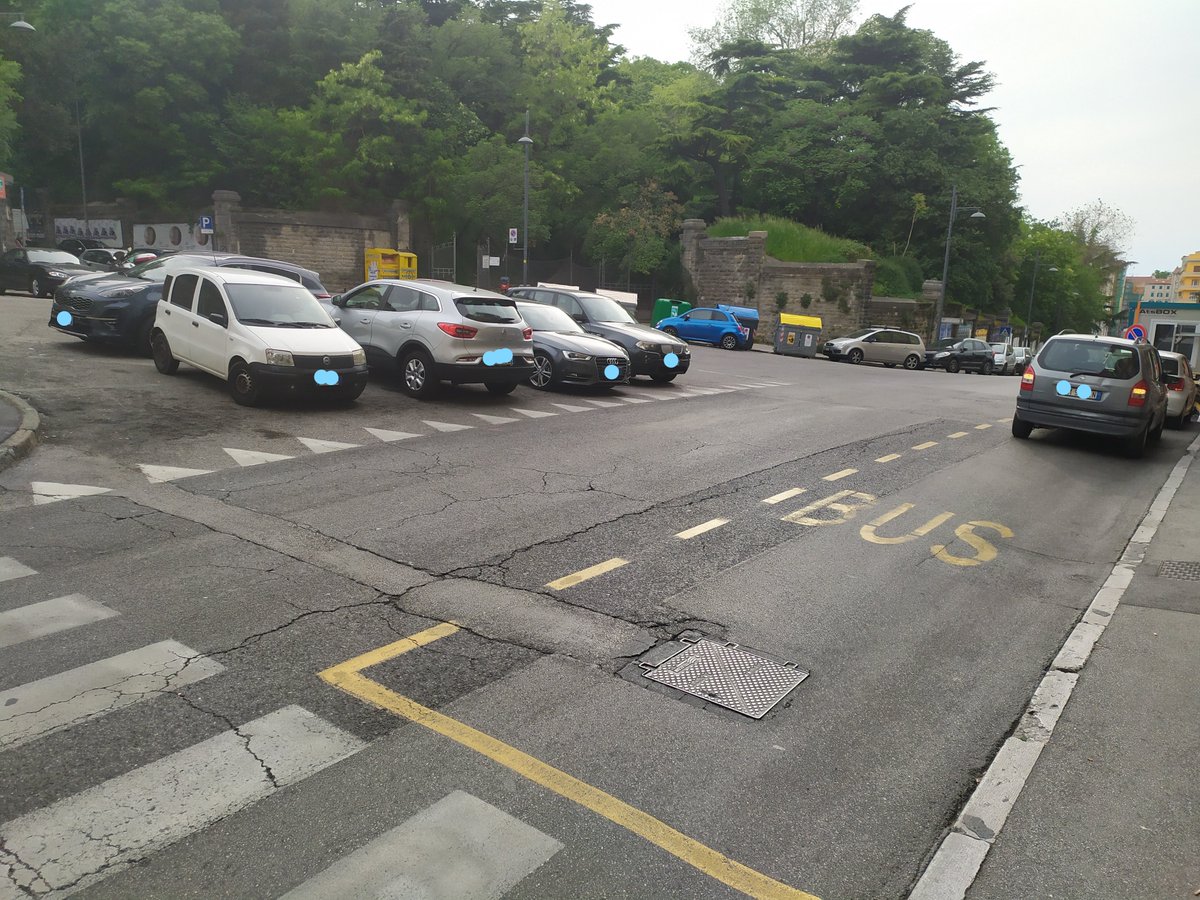 rcalcina's tweet photo. 36mt di larghezza incrocio in gran parte usato come parcheggio abusivo. Nessuna priorità ai pedoni costretti a percorrere 75mt per attraversarlo su percorso pericoloso e scomodo definito dal @ComunediTrieste 
@UlisseFIAB @AdessoTrieste @UniTrieste @triestemobile 
#primaipedoni https://t.co/0NSsuHPDA2