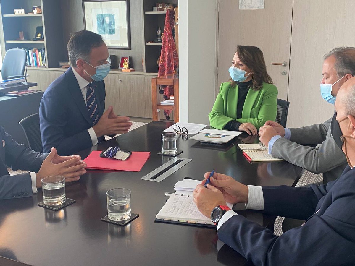 MinMineria_cl's tweet photo. 🔸 #AgendaMinería | Ministra @MarcelaHernando, recibió al embajador de #Canadá, Sr. @MichaelCGort, en un encuentro protocolar donde el diálogo apuntó a las áreas de cooperación y trabajo conjunto que ambos países desarrollan en torno a la industria minera. @EmbCanChile 🇨🇦🇨🇱 https://t.co/IDncxTNKZV
