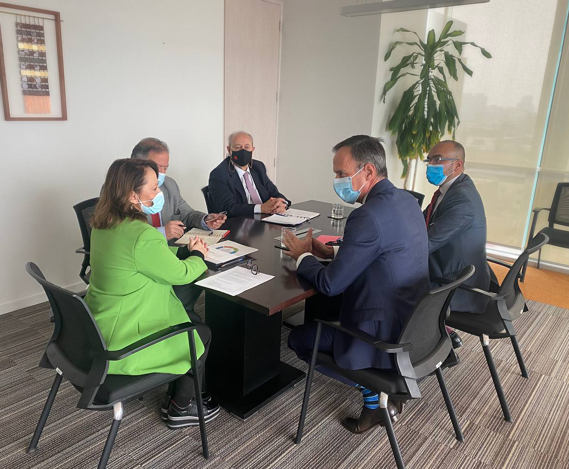 MinMineria_cl's tweet photo. 🔸 #AgendaMinería | Ministra @MarcelaHernando, recibió al embajador de #Canadá, Sr. @MichaelCGort, en un encuentro protocolar donde el diálogo apuntó a las áreas de cooperación y trabajo conjunto que ambos países desarrollan en torno a la industria minera. @EmbCanChile 🇨🇦🇨🇱 https://t.co/IDncxTNKZV