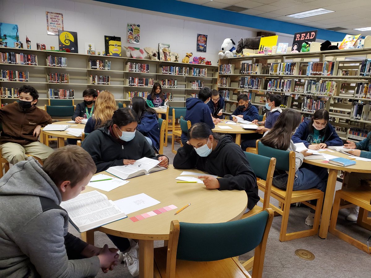 SBrandon_MMS's tweet photo. Building vocabulary and writing colorful paint chip poetry! Moose are talented poets! @Melissab_MMS #TeamSISD #SISDLibraries #SISD_READS #MHSLibrarians #RAMS_READ https://t.co/wztg8Y9EFm