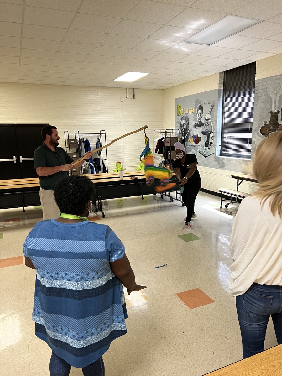 STEAMatOakdale's tweet photo. Our #OakdaleSTEAM teachers and staff took no mercy on these innocent piñatas! Happy Cinco de Mayo and Happy Teacher Appreciation Week! 🪅🐉❤️ ⁦@RockHillSchools⁩ #touchheartsTEACH https://t.co/3RG4ZNxjj5