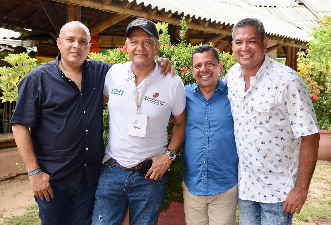 SergioLopez29's tweet photo. Con los amigos es que se vive sabroso, lo demás es pura fábula… @edgardomendozag @castilloedi @Rafescalona https://t.co/5npoNoTx46