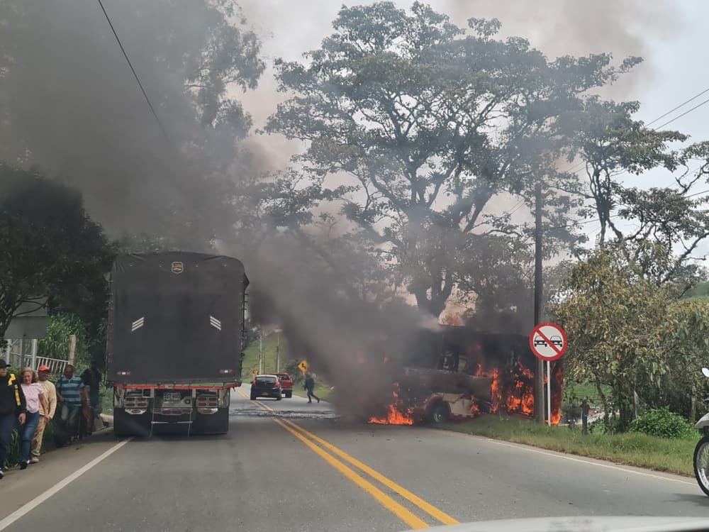 soydeituango's tweet photo. #Reportan incendian bus de #Coonorte cerca al Alto de Matasano norte de Antioquia #Donmatias https://t.co/fzoVupBXlE