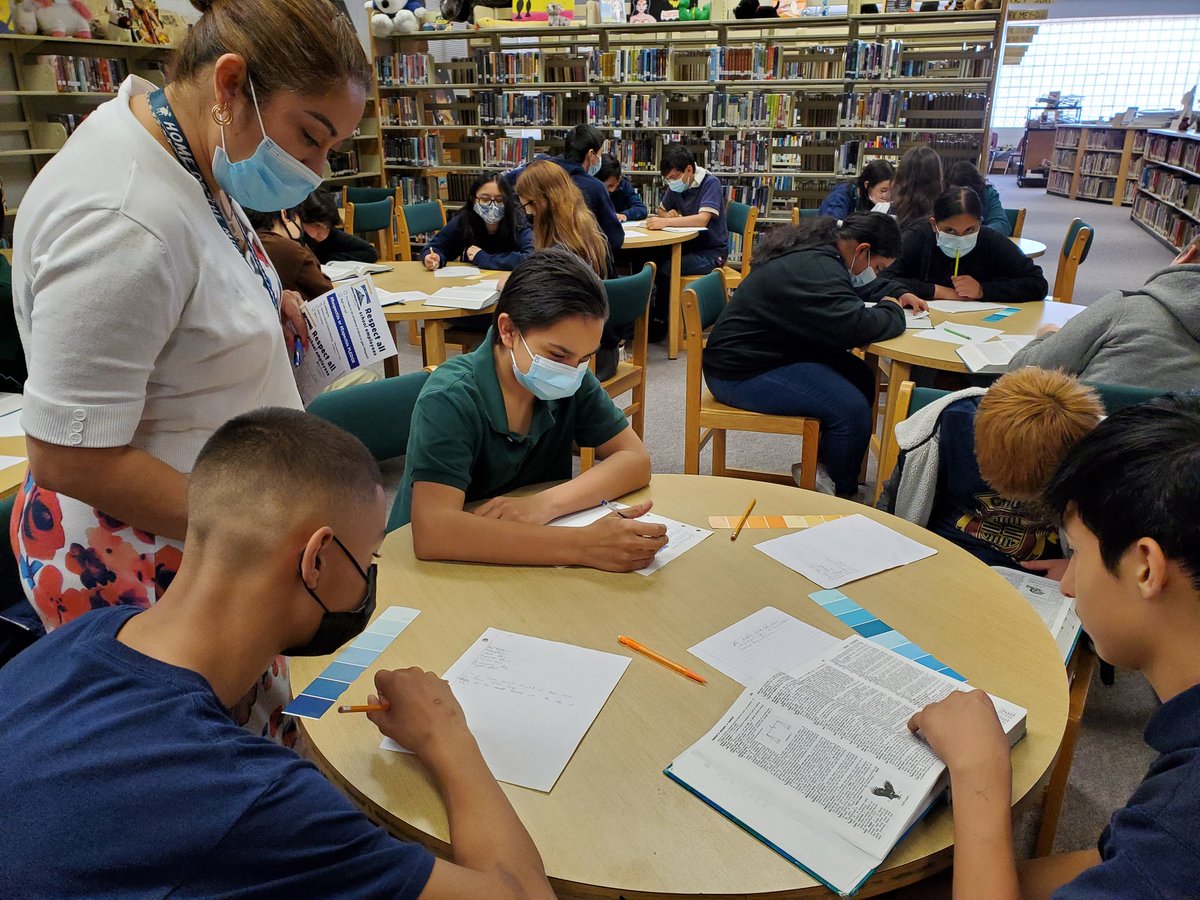 SBrandon_MMS's tweet photo. Building vocabulary and writing colorful paint chip poetry! Moose are talented poets! @Melissab_MMS #TeamSISD #SISDLibraries #SISD_READS #MHSLibrarians #RAMS_READ https://t.co/wztg8Y9EFm