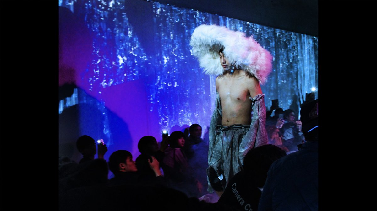 ArtlabEc's tweet photo. [ Hit The Beat ] Movie Visual Design

#movie #film #props #visualdesign #fashionshow #hitthebeat #dance #frumming #projection #projectionart #stagedesign #art #design #theaterdesign #projectmapping #電影 #幕後 #投影 #藝術 #設計 #場景設計 #走秀 https://t.co/x5xqzkspgT