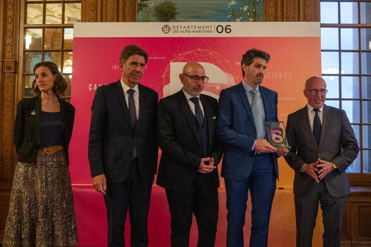 ca_ginesy's tweet photo. C'est avec fierté que je remets, accompagné de l'ancien ministre de la Santé Jean-François Mattei, du Président de la commission des finances du Département @ECiotti et de la Directrice du @CanceropolePACA Clara Ducord, leurs prix aux lauréats de l’appel à projets Santé 2021 ! https://t.co/66wyixV7aY