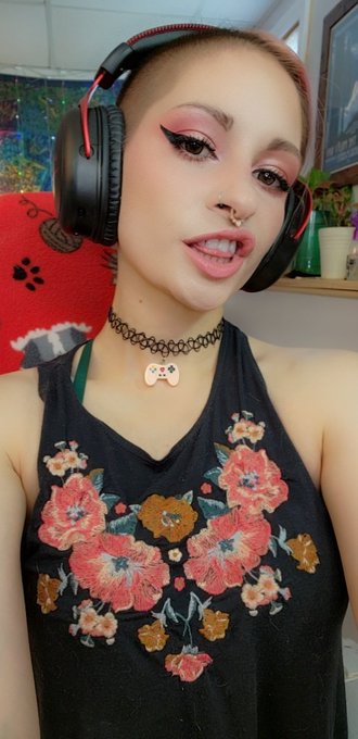 Blyss Steele 🎮🕹🐱 - 🔴LIVE NOW on @stripchat and @joystickxxx and we're starting Gabriel Knight 2: The Beast Within!! Its my first time playing so let's see how silly this 90s FMV is!! https://t.co/w5mkvZsnlC