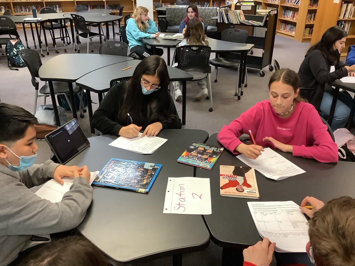 Mrs_LOLdaker's tweet photo. More 60s explorers with @se4realhinton and The Outsiders! @135Learning @OSD135 @ProrokLeads @MrsHalperEDU @ChrisLHenning #staygold https://t.co/tW3D3SEx1J