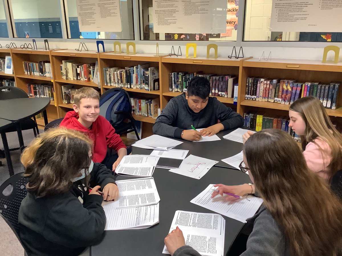Mrs_LOLdaker's tweet photo. More 60s explorers with @se4realhinton and The Outsiders! @135Learning @OSD135 @ProrokLeads @MrsHalperEDU @ChrisLHenning #staygold https://t.co/tW3D3SEx1J