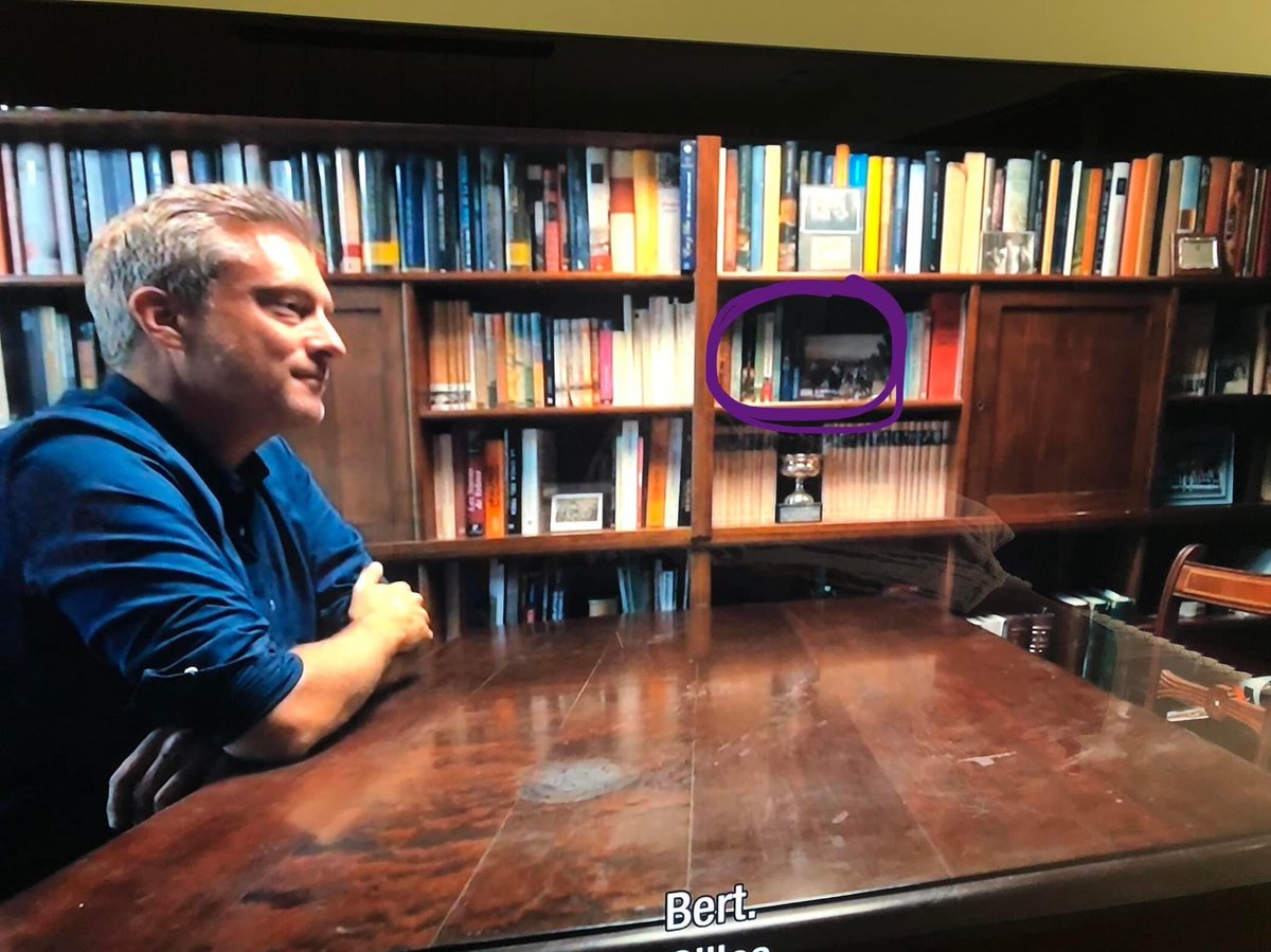 Bij het kiezen van de nieuwe mol  zit Gilles klaar om vragen te stellen en in het schap staat een zwart-wit foto die daarna is weggehaald. #demol

Wat als de nieuwe mol toen al gekozen was en dit voor de schijn werd gedaan?