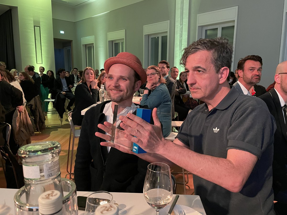 Sitzen wir etwa am Glückstisch? <a href="/Zeichenmangel/">ressourcenmangel</a> mit <a href="/tastenkombinat/">Maximilian Grundler</a> und <a href="/alf_frommer/">Alf Frommer</a> hat die Kategorie Employer Branding für‘s Malerhandwerk gewonnen. 🥳 #prpreis