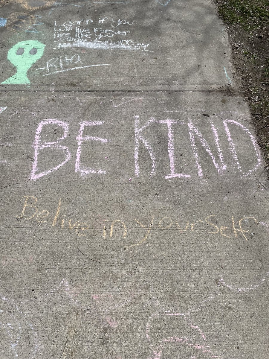 Students chose to connect to their community and school today by writing positive messages! <a href="/GEDSB/">Grand Erie District School Board</a> #GEBeWell #MentalHealthMatters  #5waystowellbeing