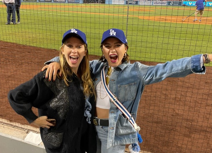 fpughcentral's tweet photo. 📸 | Florence Pugh via Instagram: "WhT. A. Night.
We cheered, waved, squealed, ate hot dogs, and I took many videos of all the players sassing their bats.
Thank you @Dodgers for such a brilliant time. Looking forward to the next one.. 💙" https://t.co/R9yjq72cG7