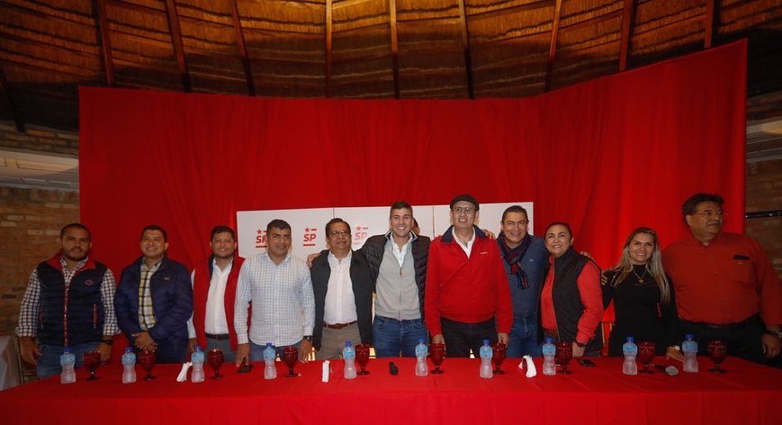 SantiPenap's tweet photo. Estuvimos con la dirigencia de Capiatá, para ratificar nuestro compromiso con cada uno de ustedes y el Paraguay. 🚩
#VamosAEstarMejor https://t.co/sWJ9cHS34S