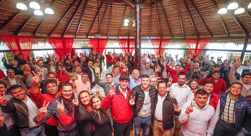 SantiPenap's tweet photo. Estuvimos con la dirigencia de Capiatá, para ratificar nuestro compromiso con cada uno de ustedes y el Paraguay. 🚩
#VamosAEstarMejor https://t.co/sWJ9cHS34S