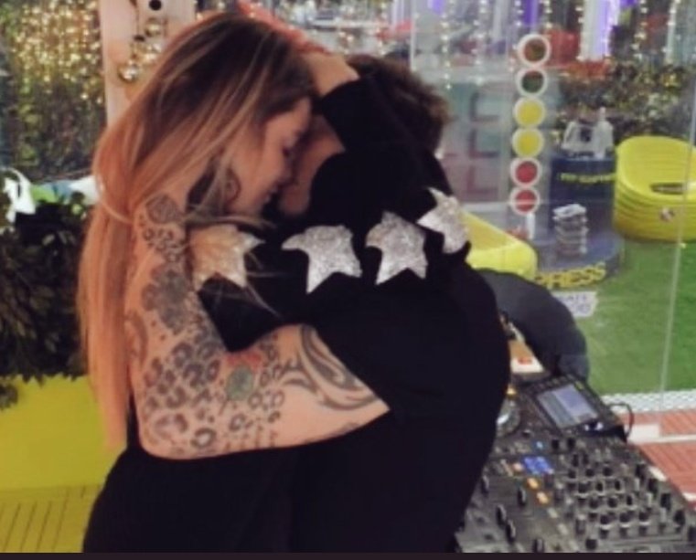 Monica75986598's tweet photo. #basciagoni...A: con ME o senza di me?
 S:in che senso??...se dico con TE cosa vuol dire? 
 A: che stai con me(quella voce rotta dall'emozione...già perso di Lei)
S: ALLORA CON TE❤��💞
@ALEBASCIANO22 @Sophie_codegoni https://t.co/6LETIrNdXI