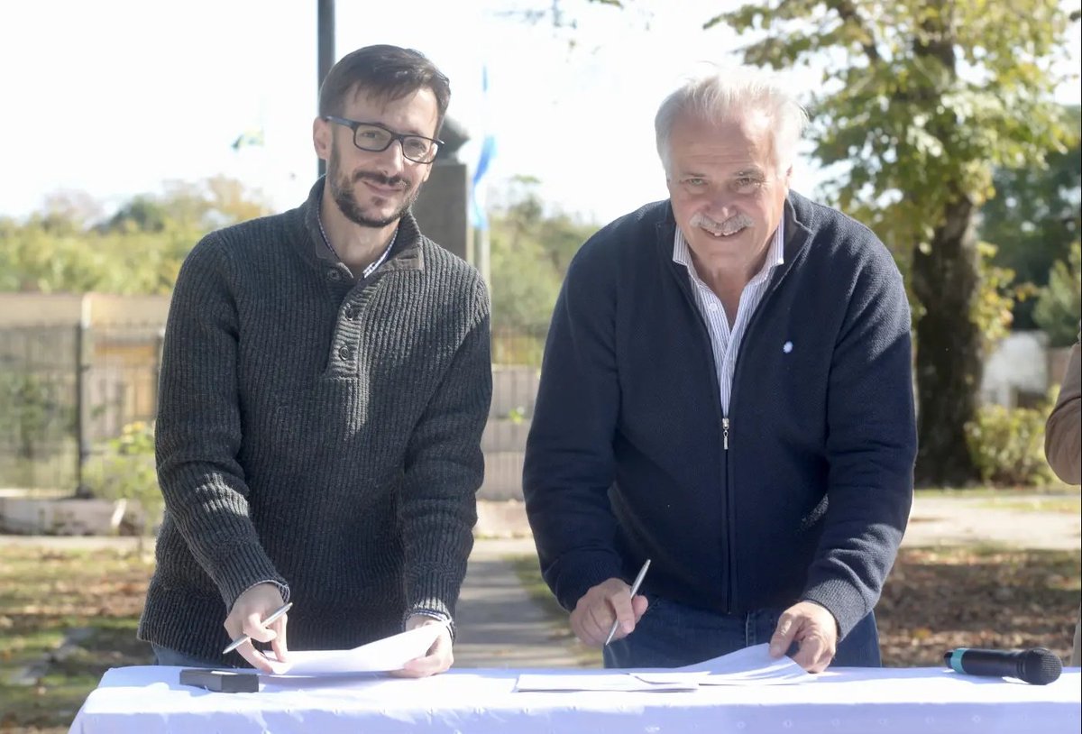 agussimone's tweet photo. Llegamos a Beguerie, Partido de Roque Pérez, para firmar el convenio y garantizar así el derecho a la vivienda para todos los vecinos y vecinas de esa localidad. https://t.co/TdLSbiHMOC
