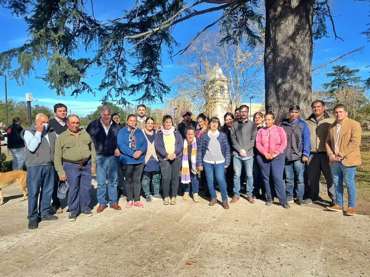 agussimone's tweet photo. Llegamos a Beguerie, Partido de Roque Pérez, para firmar el convenio y garantizar así el derecho a la vivienda para todos los vecinos y vecinas de esa localidad. https://t.co/TdLSbiHMOC