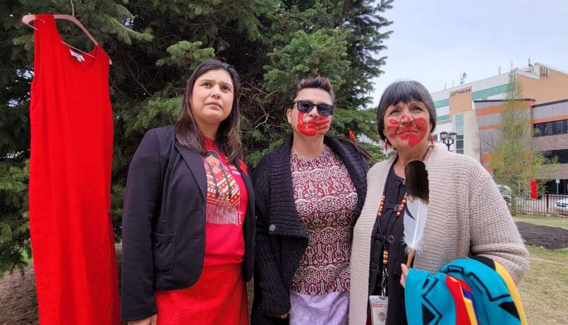 vancan19's tweet photo. Speaking w/folx like Donna Bishop is truly the biggest privilege for me as a journalist. Hearing, then being trusted w/ sharing stories like hers -- though they are difficult &amp; often sad -- are why I continue in this career. 

#RedDressDay: https://t.co/GJiJOxxwBr #MMIWG #RedDeer https://t.co/k98Fzkyj4n
