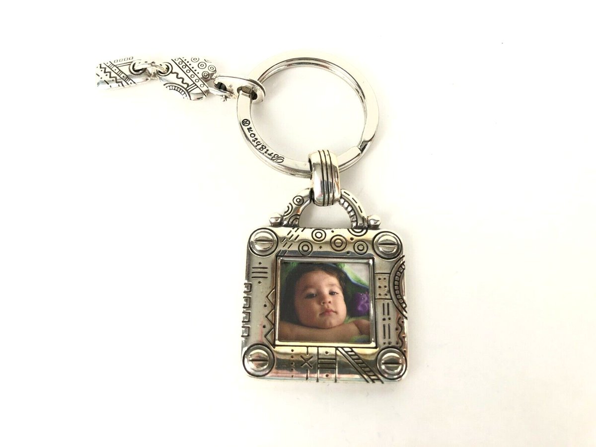 RoguesGold's tweet image. Check out Brighton Manchester Photo Charm Key Ring Keychain Pre-owned ebay.com/itm/1252988423…

#brighton #brightonkeychain #photokeychain #roguesestatejewelry