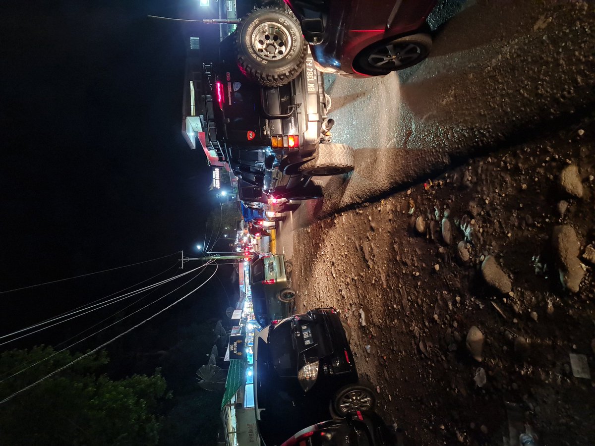 rofie07's tweet photo. dari kayu tanam sampai silaiang menuju bukittinggi hampir jam 3.00 pagi masih macet
@infoSumbar https://t.co/xYPmDibYQF