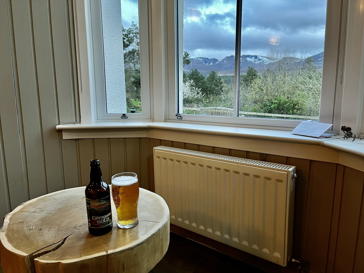 Getting off the sleeper train 🚂 , breakfasting in Aviemore 🍳, bussing it up to Glenmore 🚌, 12 miles hike up and over Meall a’ Bhuachaille and along the ridge above Loch Morlich 🥾, and now settling down to a beverage with a view at @hostellingscot Cairngorm Lodge 👌