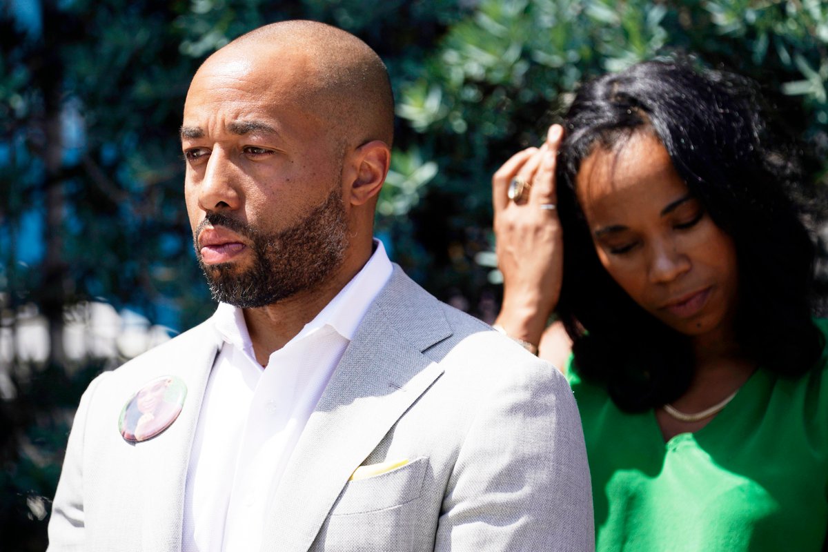 ajplus's tweet photo. Family of a Black woman who died after a C-section in L.A. is suing, accusing Cedars-Sinai of racism.

Kira Johnson died of internal bleeding 12 hours after birth. Staff allegedly said she "isn't a priority."

Black women are 3x likelier to die from pregnancy causes in the U.S. https://t.co/KNJUtO8MnE