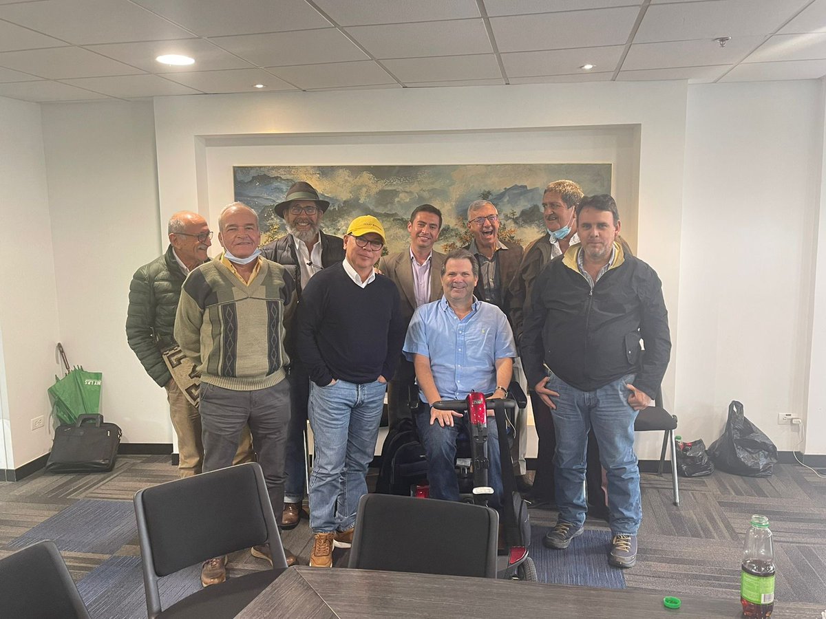 juangobotero's tweet photo. Hablando nos entendemos! Termino exitosa reunión con Dignidad Agropecuaria @OGutierrez101 @Finagro @BancoAgrario . Ley de alivios financieros, insumos, arroz y mesas conjuntas los temas tratados.  Gracias! Juntos seguimos dando todo por el Campo Colombiano! https://t.co/Mni5kol4Nv