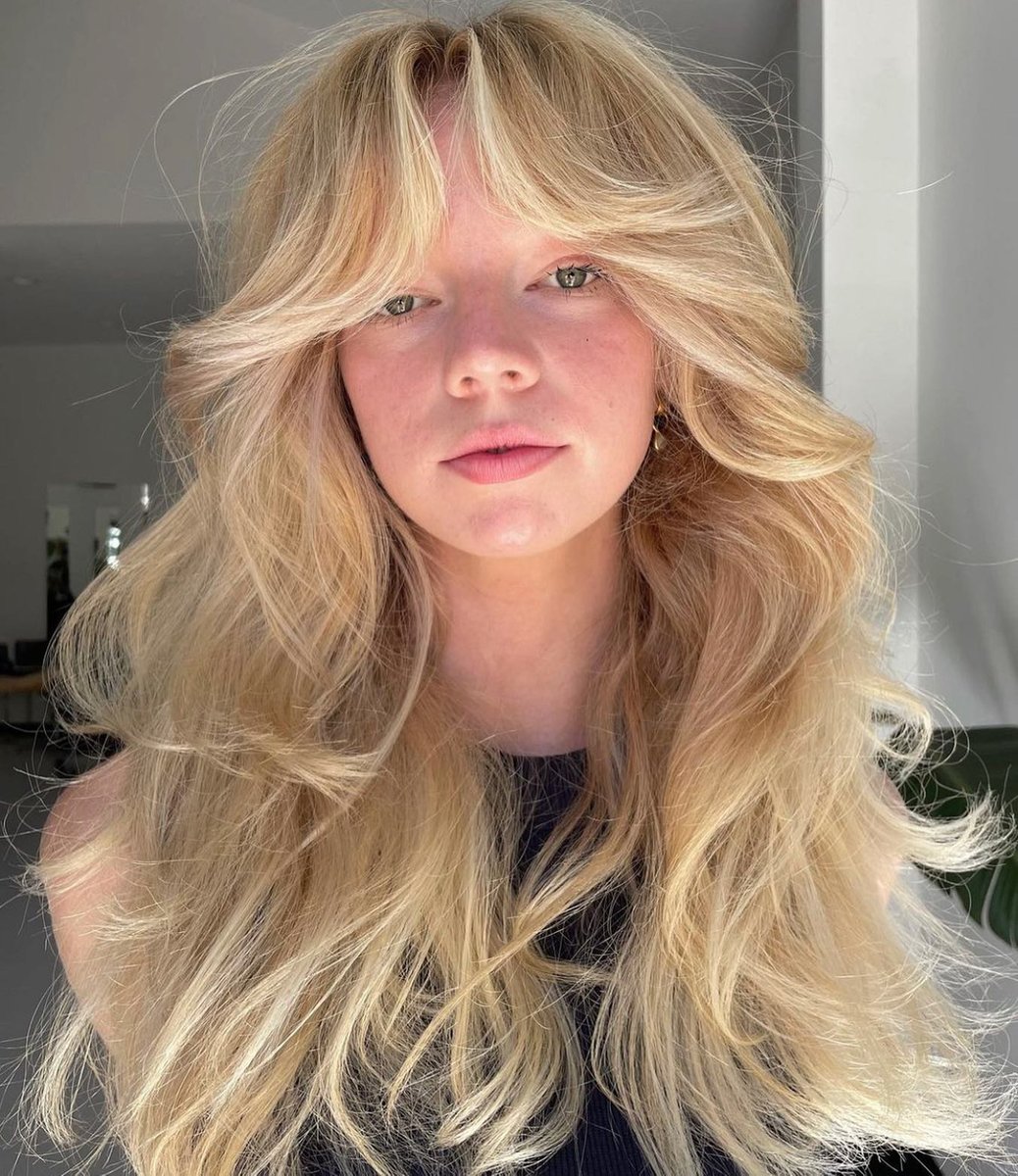 We are loving THIS!!!!! Absolutely stunning!! 
@tobey_pipsqueekinsaigon 

#70svibes #bangs #blowout #hairdresserlife #hairdressersthatslay #hairdressersofinstagram #hairdressermagic #americansalon #modernsalon #hairbrained #behindthechair #elevatehair #HairTutorial #HairTransform