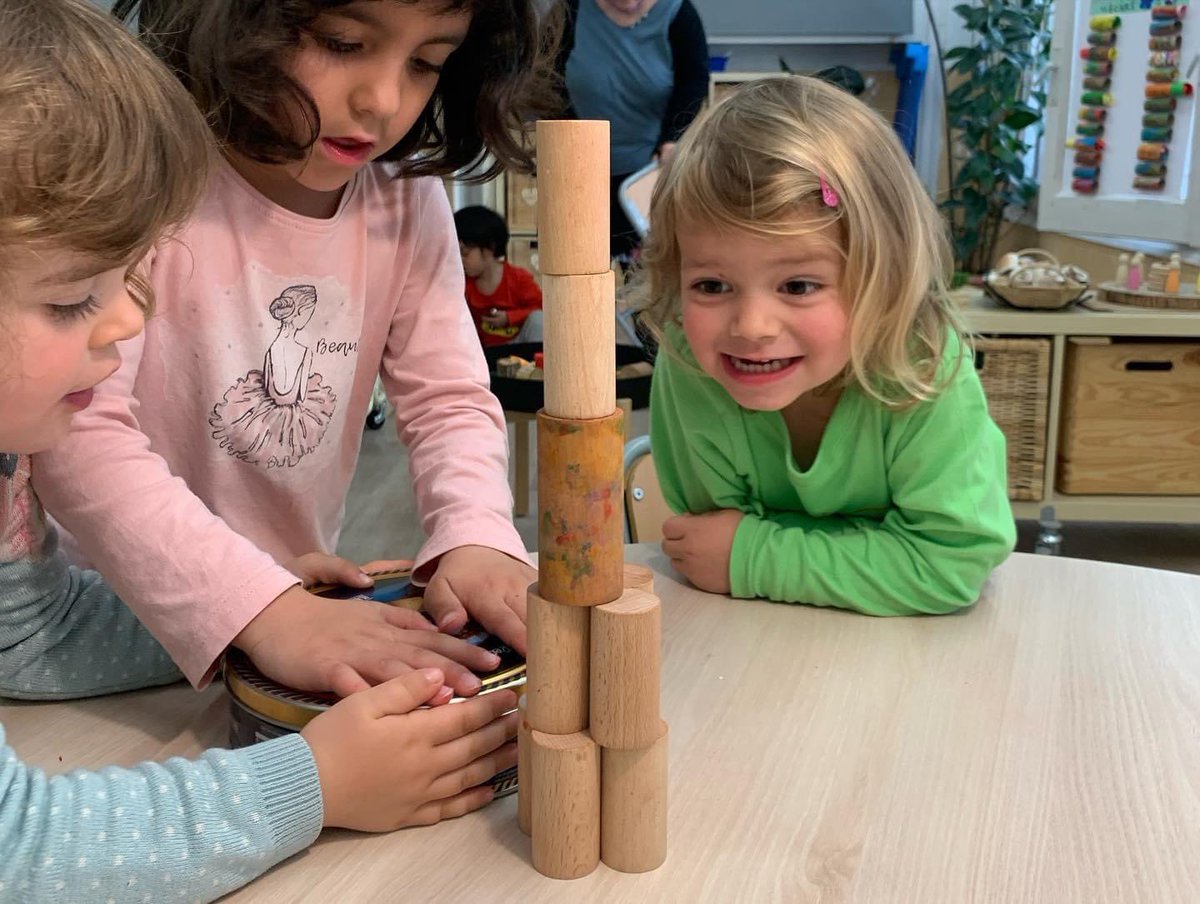 OctavioPazBCN's tweet photo. Investigant els tipus de sushi, ens fixem en els makis, uramakis i la seva forma. Treballem el concepte del cilindre jugant amb el cos, representant les seves cares en pla i per últim construint el nostre propi cilindre decorat amb ingredients del sushi 🍱 #projecteCUINES https://t.co/BBPgtI3dvy