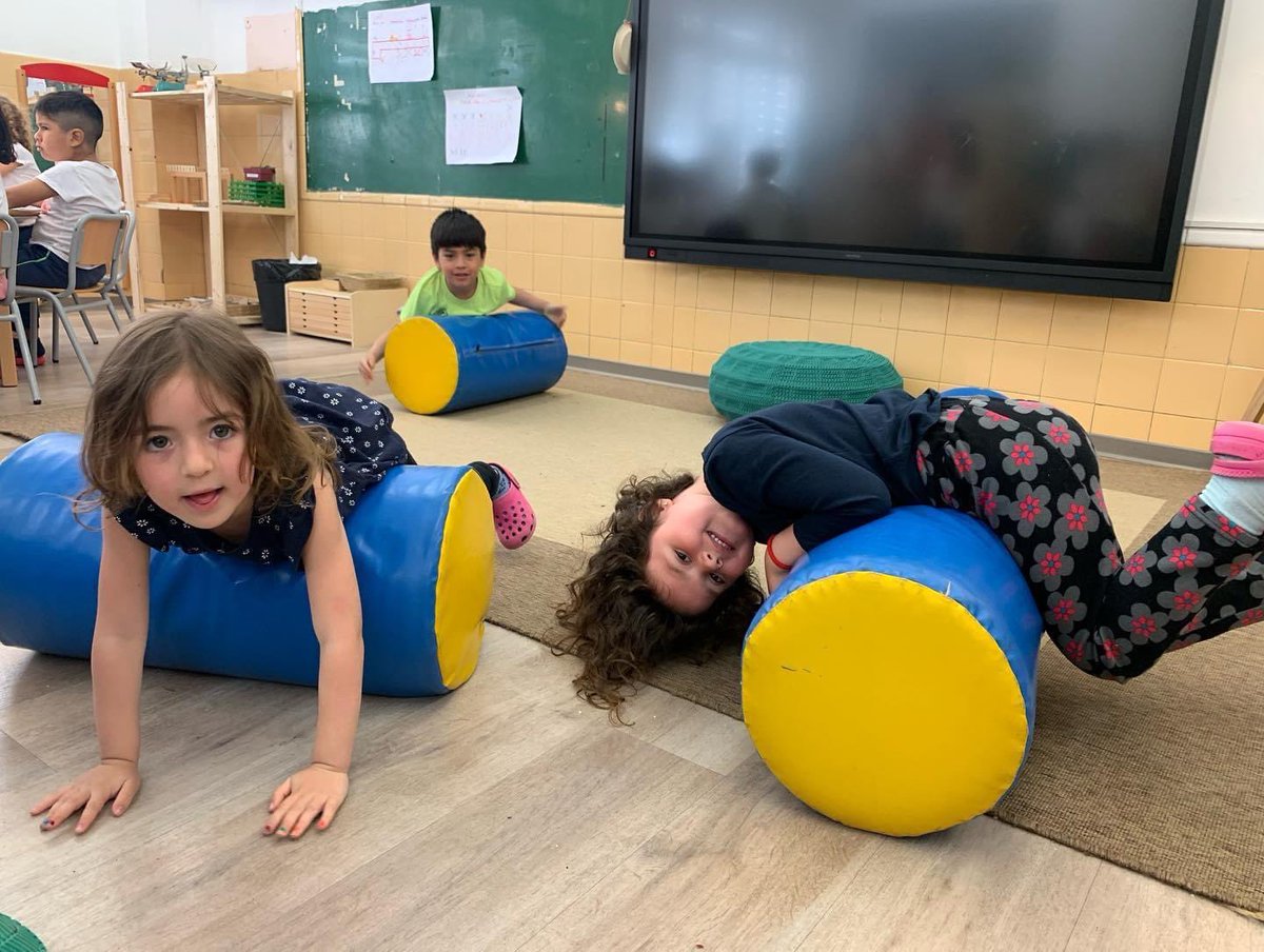 OctavioPazBCN's tweet photo. Investigant els tipus de sushi, ens fixem en els makis, uramakis i la seva forma. Treballem el concepte del cilindre jugant amb el cos, representant les seves cares en pla i per últim construint el nostre propi cilindre decorat amb ingredients del sushi 🍱 #projecteCUINES https://t.co/BBPgtI3dvy
