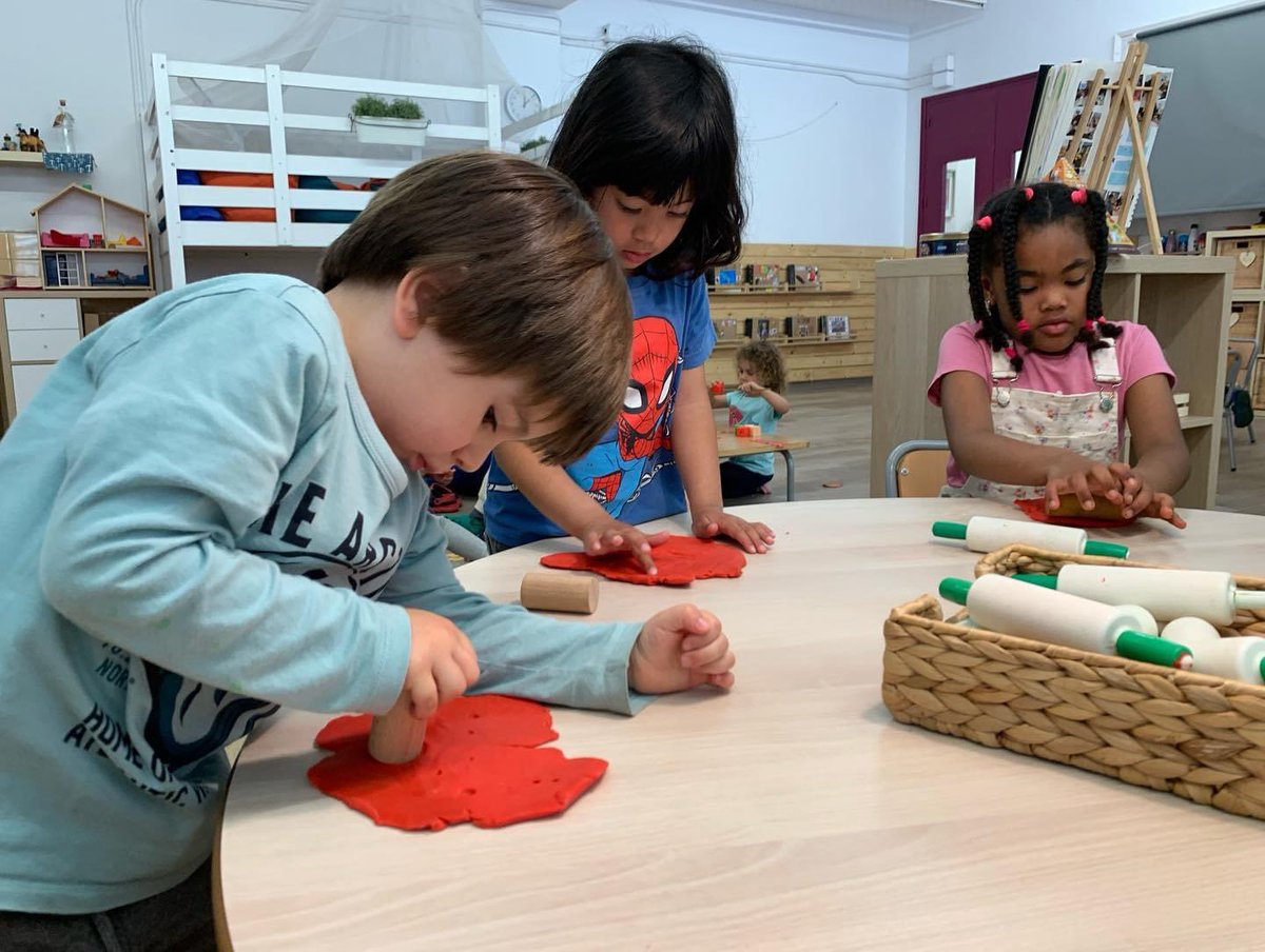 OctavioPazBCN's tweet photo. Investigant els tipus de sushi, ens fixem en els makis, uramakis i la seva forma. Treballem el concepte del cilindre jugant amb el cos, representant les seves cares en pla i per últim construint el nostre propi cilindre decorat amb ingredients del sushi 🍱 #projecteCUINES https://t.co/BBPgtI3dvy