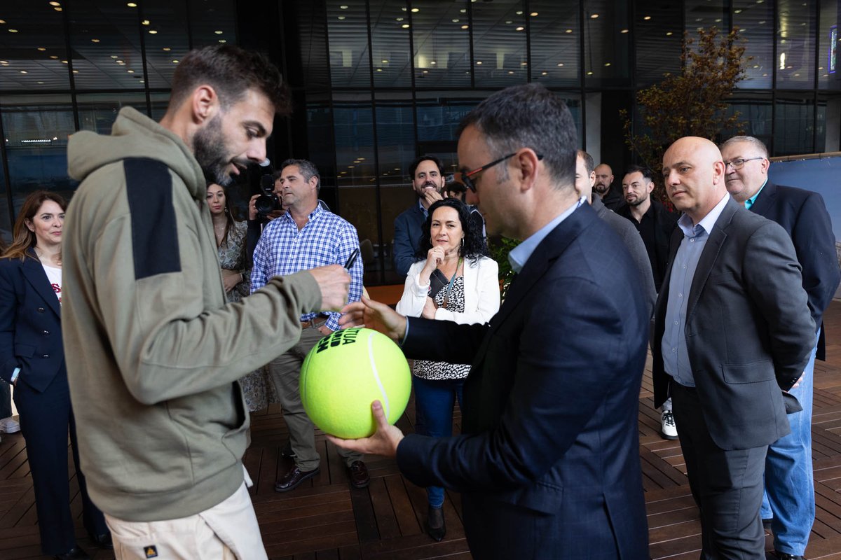 ricohspain's tweet photo. 🤝@MarcGranollers, todo un campeón de dobles y número 5 del ránking @atptour, ha estado charlando con nuestros clientes en la zona de jugadores de @MutuaMadridOpen.
¡Un placer conocerte! 👏👏👏
#SponsorOficial #RicohMMO #LeadingChangeAtWork https://t.co/necjODADYQ