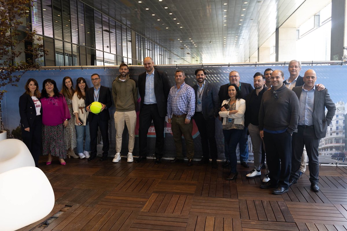 ricohspain's tweet photo. 🤝@MarcGranollers, todo un campeón de dobles y número 5 del ránking @atptour, ha estado charlando con nuestros clientes en la zona de jugadores de @MutuaMadridOpen.
¡Un placer conocerte! 👏👏👏
#SponsorOficial #RicohMMO #LeadingChangeAtWork https://t.co/necjODADYQ