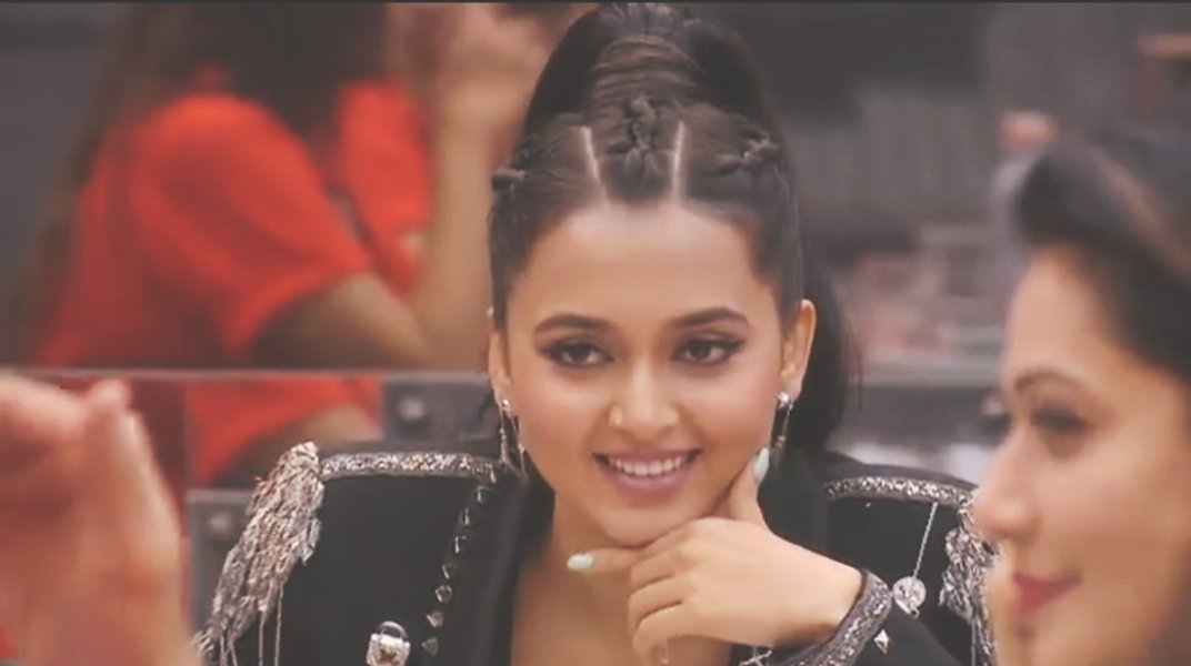 Fcukthissht's tweet image. diff shades of warden tejasswi prakash. 🔥🥵  part 1

#TejRan #TejasswiPrakash #LockUppWithTejasswi