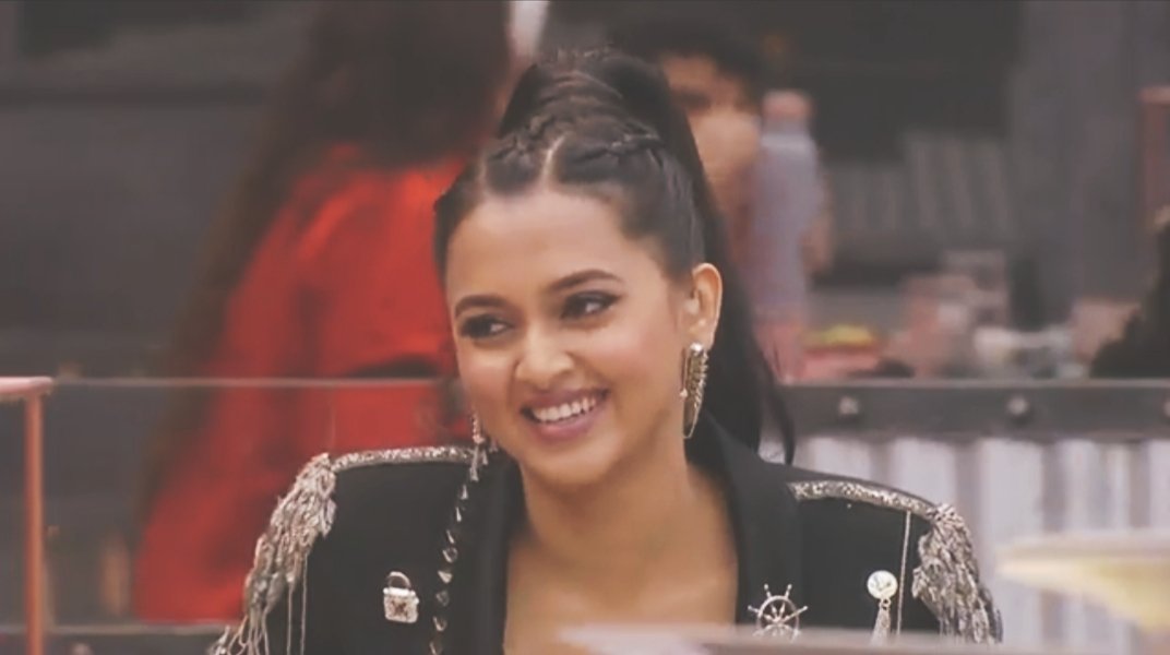 Fcukthissht's tweet image. diff shades of warden tejasswi prakash. 🔥🥵  part 1

#TejRan #TejasswiPrakash #LockUppWithTejasswi