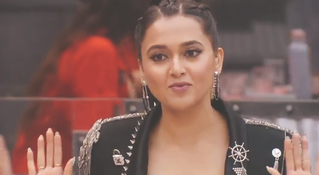 Fcukthissht's tweet image. diff shades of warden tejasswi prakash. 🔥🥵  part 1

#TejRan #TejasswiPrakash #LockUppWithTejasswi