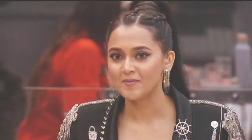 Fcukthissht's tweet image. diff shades of warden tejasswi prakash. 🔥🥵  part 1

#TejRan #TejasswiPrakash #LockUppWithTejasswi