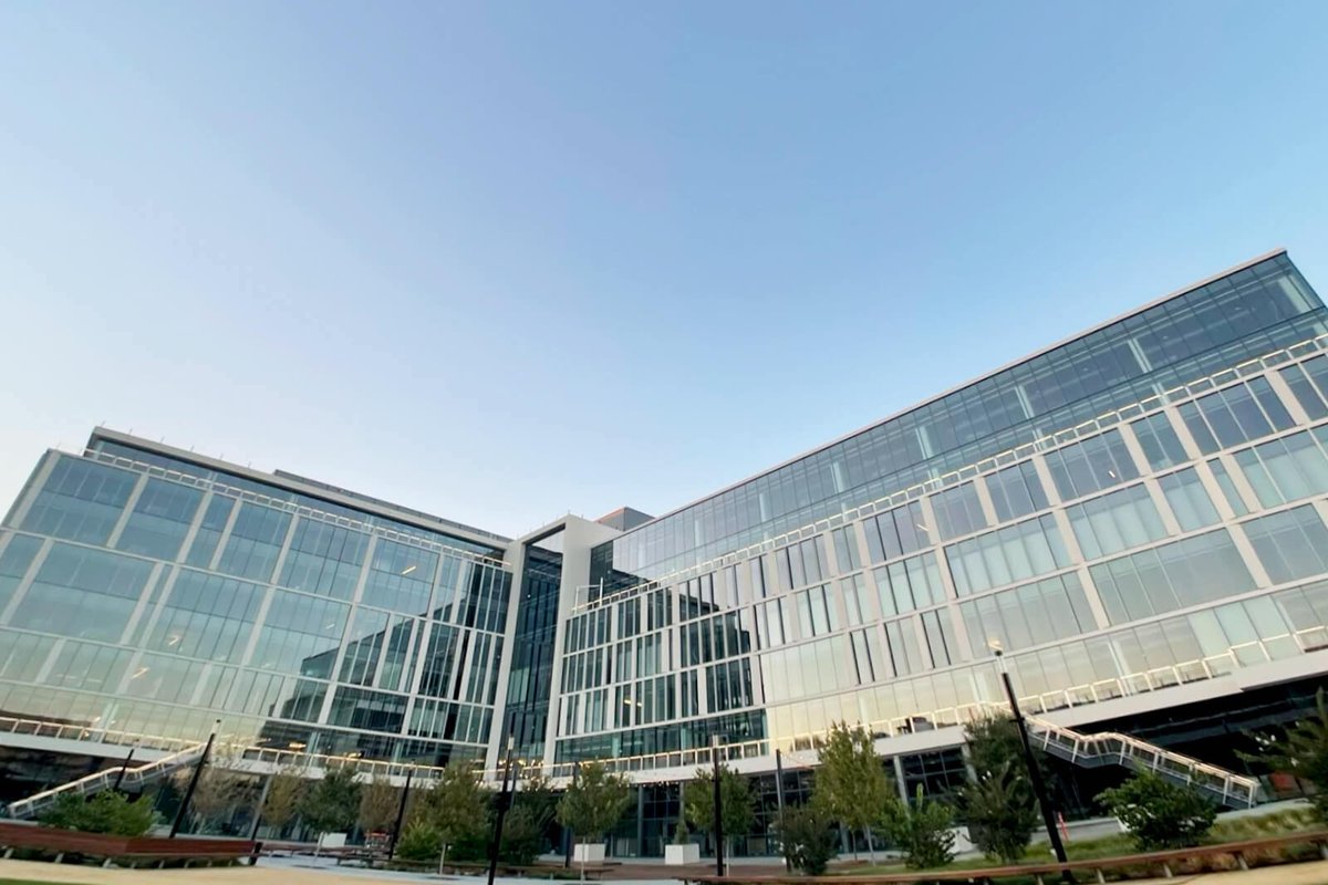 GlassMag's tweet photo. How spattercoat can create a customized look for your project on #metal wall panel #cladding systems, #aluminum #WindowFrames, #doors, #coping, #soffits and #decorative interior accents. Insight from Tammy Schroeder @Linetec_USA
https://t.co/d1IScoNKbG https://t.co/5rAQ7DA6Yg